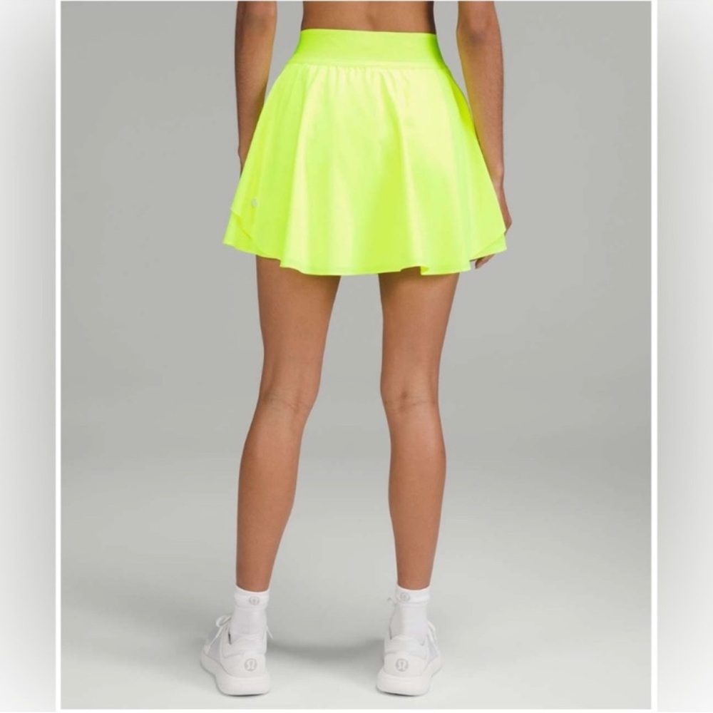NWOT Lululemon Neon Yellow Court Rival HR Skirt
Size 2